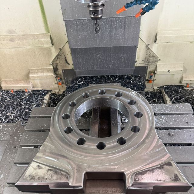 Lagerbock aus Stahl mit Planflächen, Konturen und Lochkreis, gespannt auf der CNC-Fräsmaschine